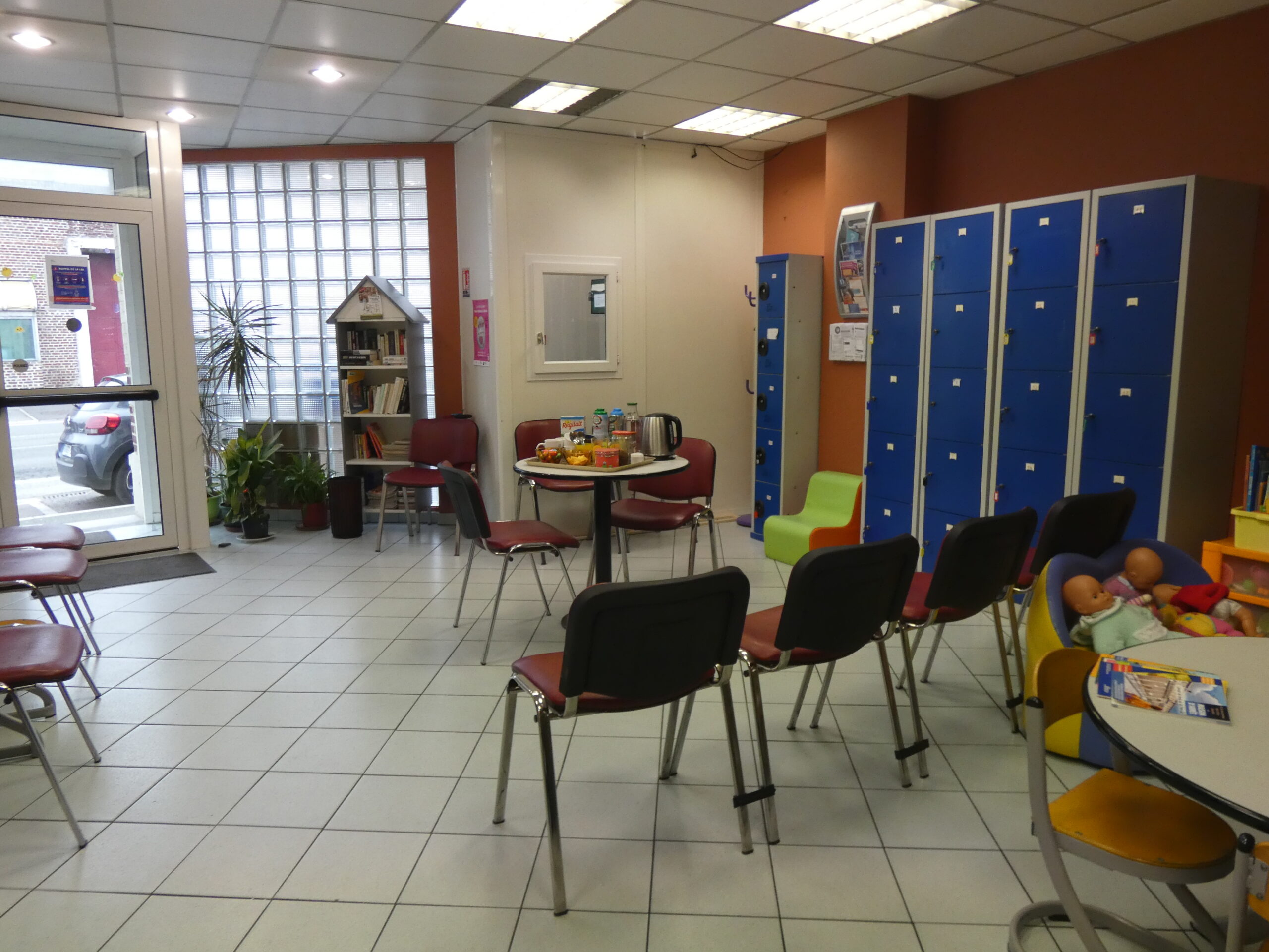 salle d'accueil casiers livres et nourriture